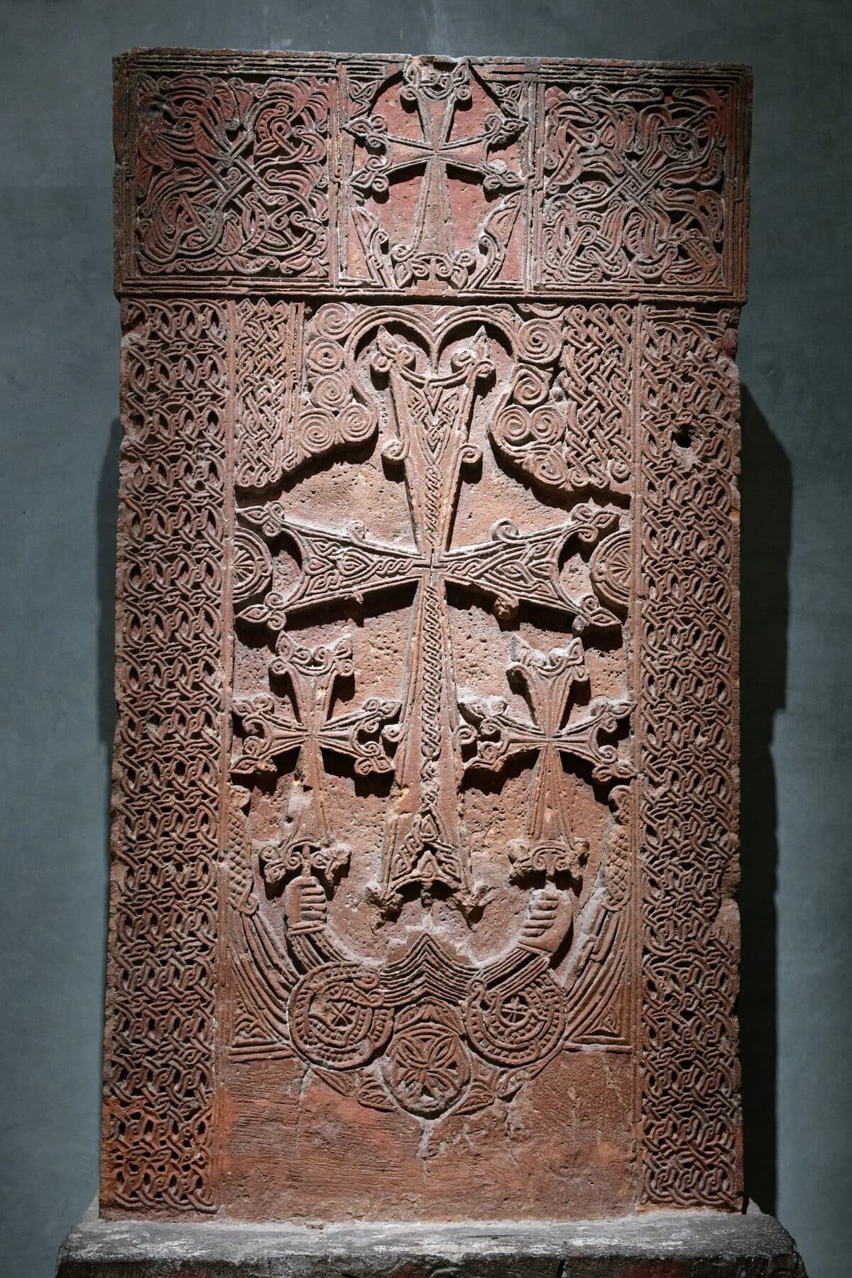 Քանդակազարդ հայկական խաչքար․ խիտ հյուսվածքի միջից վարդյակից վեր խոյացող խաչ։