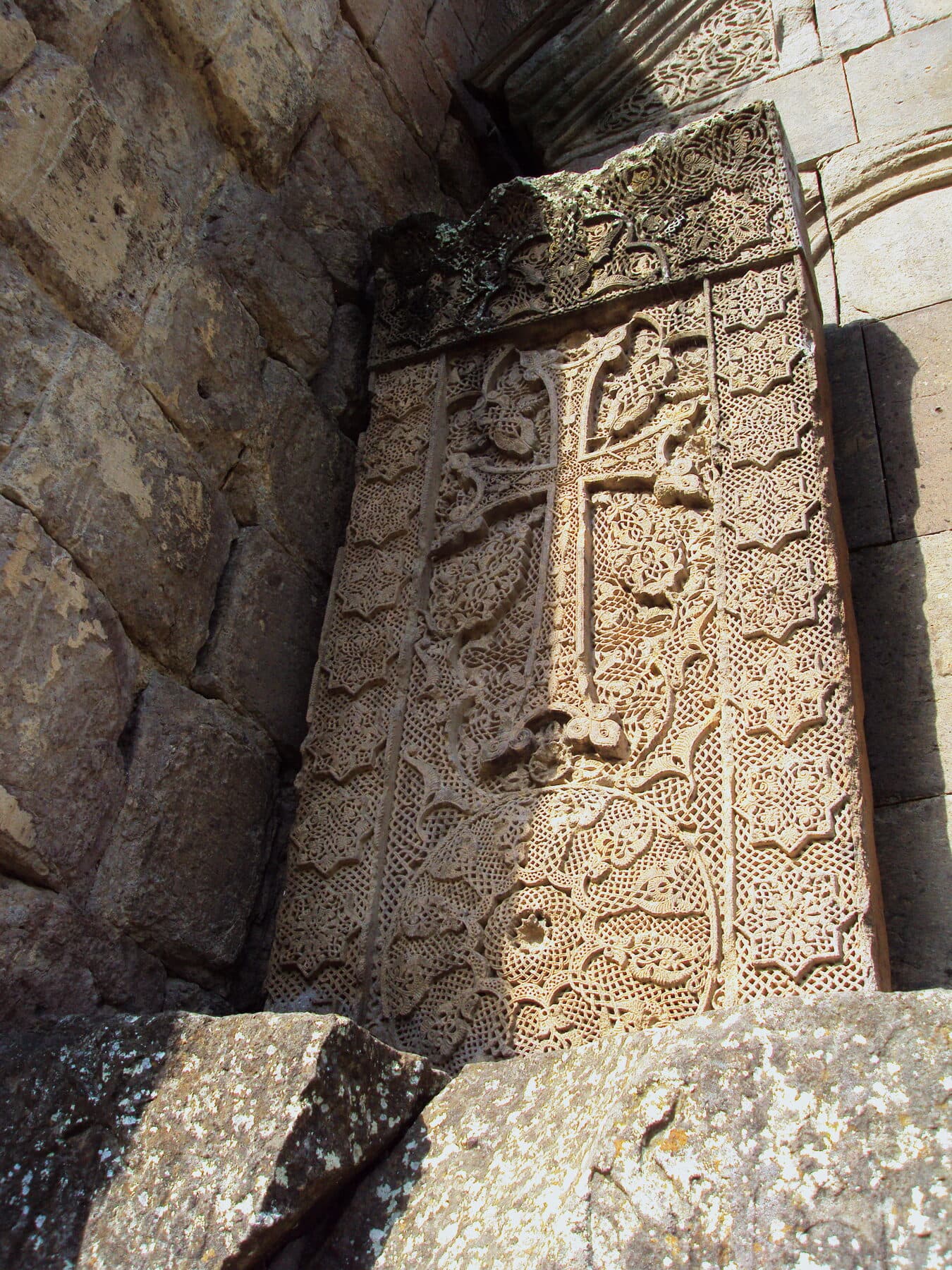 Պողոս վարպետի խաչքարը Գոշավանքում (1291 թ.)․ բացառիկ նուրբ, ժանյակահյուս քարաքանդակ։
